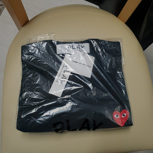 [꼼데가르송] 블랙 반팔 새상품 팝니다