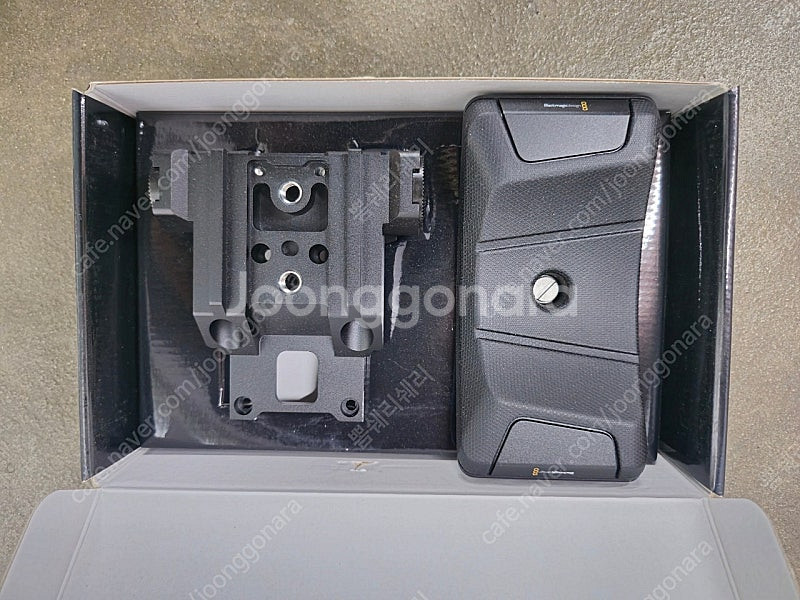 블랙매직 URSA Shoulder Mount Kit--0