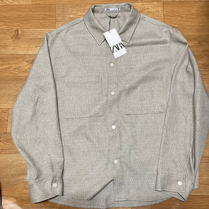 자라(Zara) 포켓 오버셔츠형 자켓 라이트카키 110사이즈 새제품