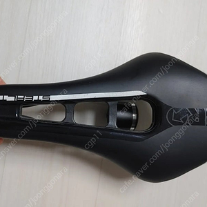 상태 양호한 시마노 스텔스 안장(142mm) + 충전식후미등 일괄로 팝니다 (택포5.5만)