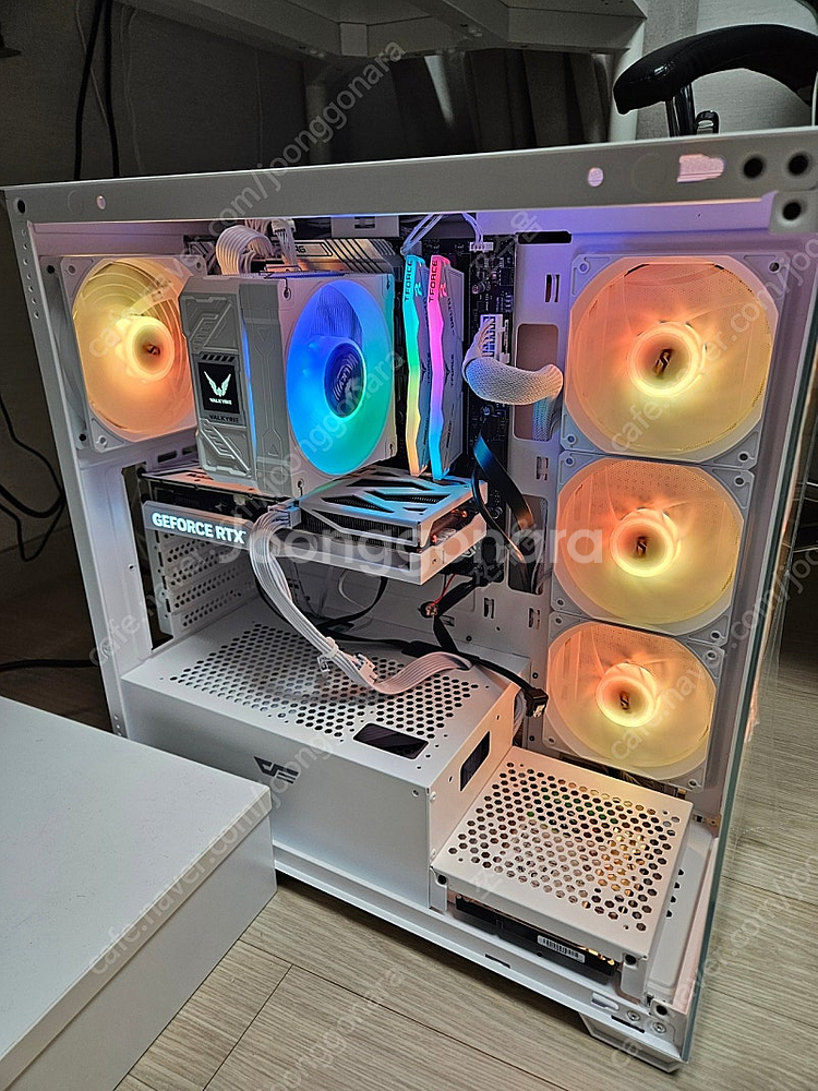 다크플래쉬 발키리 AL125 LCD ARGB 화이트 쿨...--2