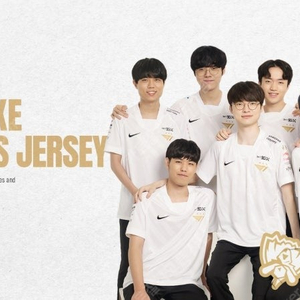 t1 21월즈 페이커 마킹 유니폼 m사이즈 삽니다