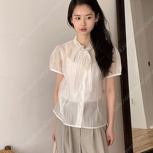 메이비베이비 시어 블라우스 리본블라우스 퍼프블라우스 팝니다. 아이보리. 택포