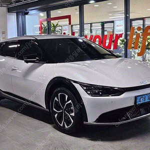 흰색 EV6 중고 전기중고차 롱레인지 AWD 어스 실매물 인증중고차 29,938 km