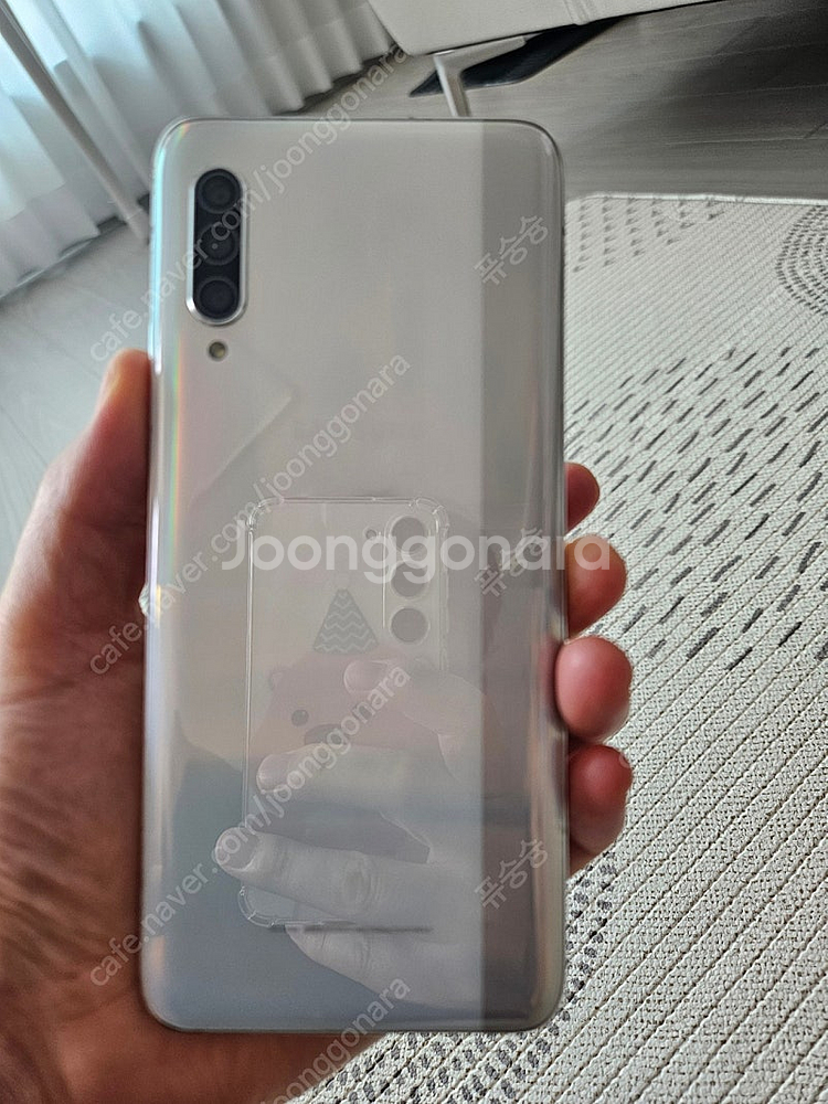 갤럭시 A90 5G 화이트 폰입니다--3