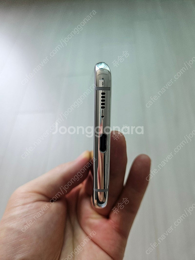 갤럭시 A90 5G 화이트 폰입니다--4
