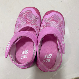뉴발란스 아쿠아슈즈
