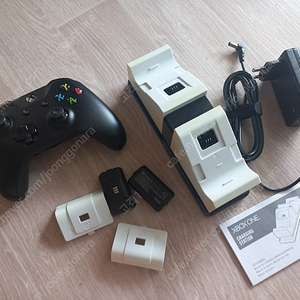 xbox 게임패드 1개 및 충전 배터리 2개