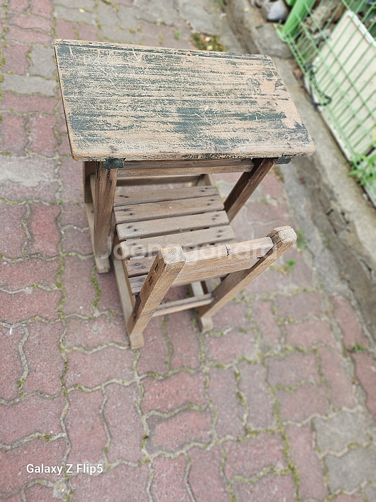 옛날 국민학교 책상과 의자 입니다/사진과 밑글참고 하세...--0