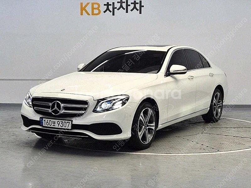 벤츠 E클래스 중고 벤츠 중고 승용차 흰색 2019년식...--3