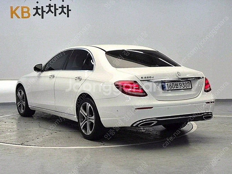 벤츠 E클래스 중고 벤츠 중고 승용차 흰색 2019년식...--4
