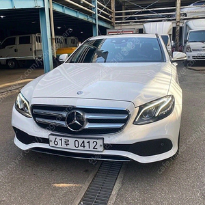벤츠 E클래스 중고 벤츠 중고 승용차 흰색 2017년식 E220d 아방가르드 인텔리전트 드라이브 수원중고차