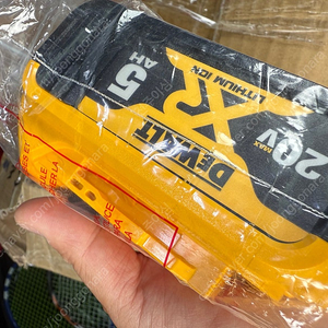 미개봉) 디월트 DCB184 20V 5A 배터리 팝니다