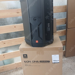 JBL 충전식 스피커 EON ONE COMPACT와 JBL 305P MK2 판매합니다