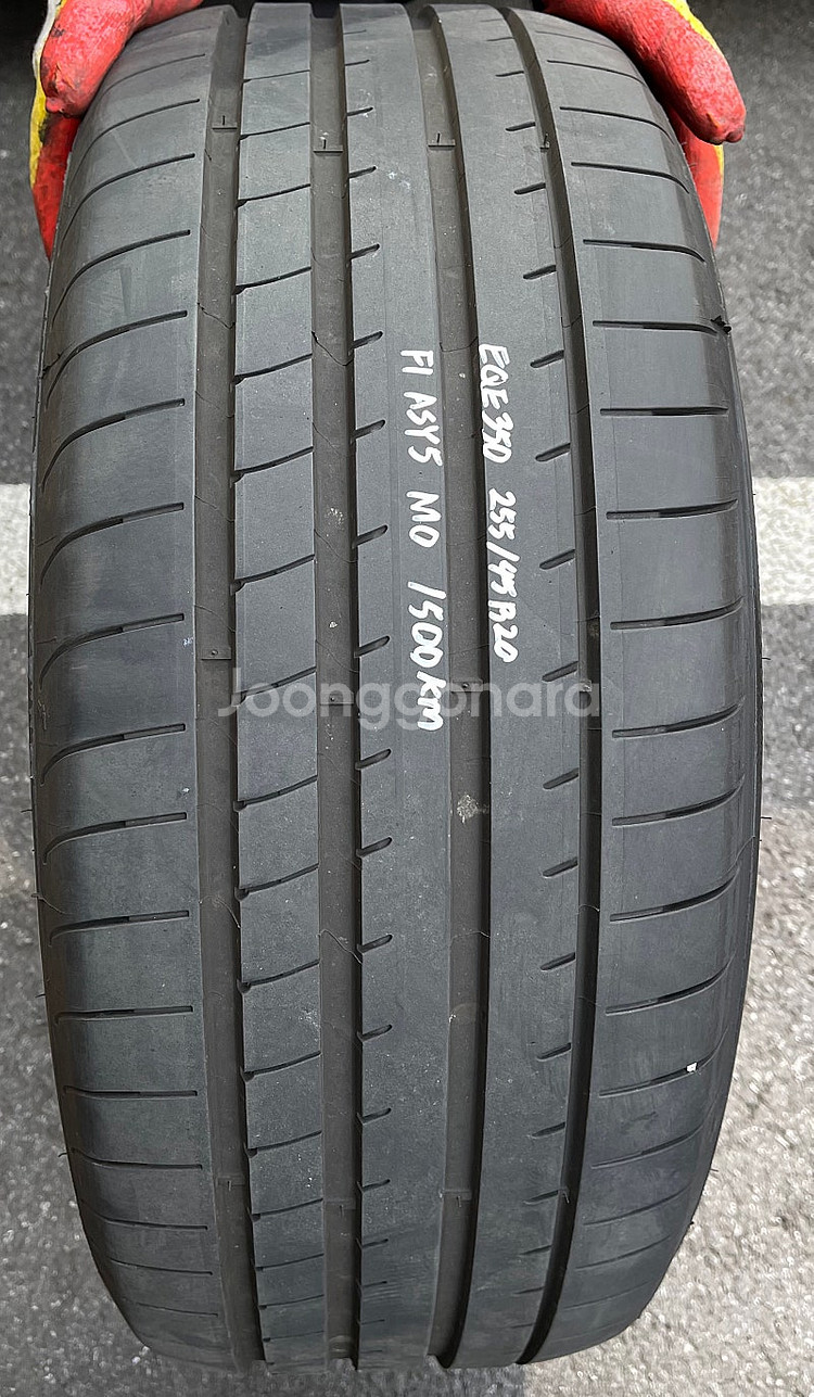 벤츠 EQE 350 1,500km 운행한 순정 타이어 ...--0