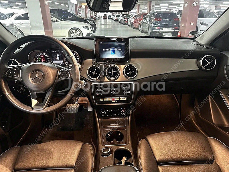 벤츠 GLA 중고 벤츠 GLA클래스 중고 흰색 2019년식 GLA220 프리미엄 중고차카페--6