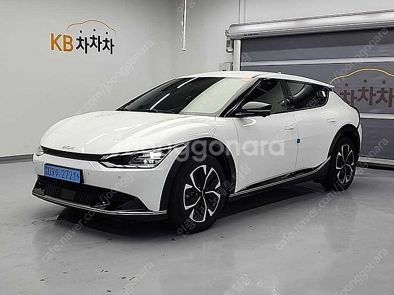EV6 중고 EV6 중고차 흰색 2022년식 롱레인지 AWD 어스 중고자동차--3
