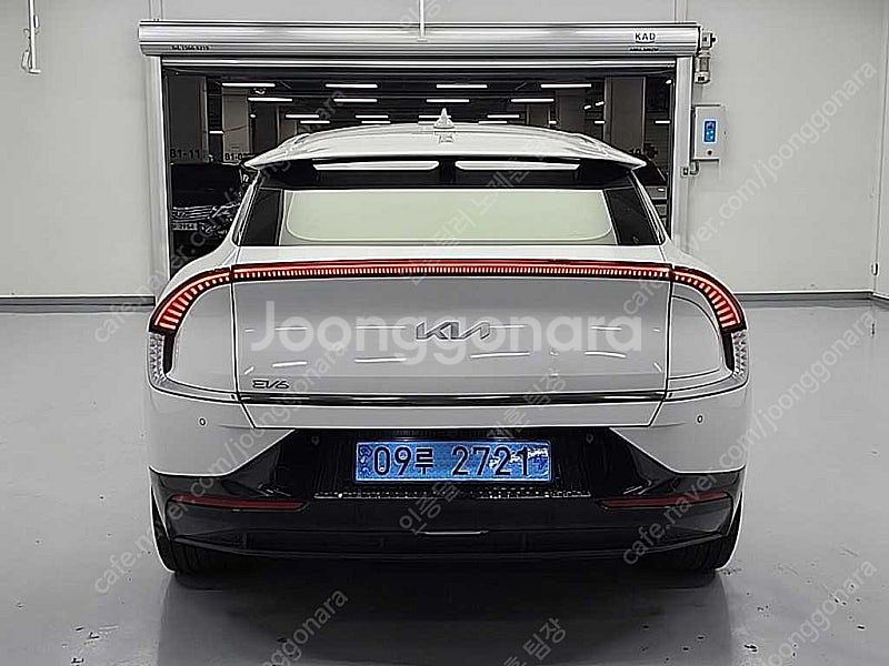 EV6 중고 EV6 중고차 흰색 2022년식 롱레인지 AWD 어스 중고자동차--4
