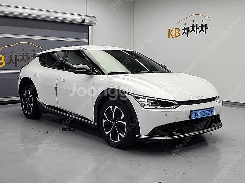 EV6 중고 EV6 중고차 흰색 2022년식 롱레인지 AWD 어스 중고자동차--5