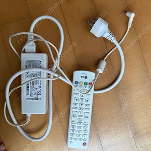 LG PF50KS 빔 프로젝터용 아답터와 리모컨 팝니다.