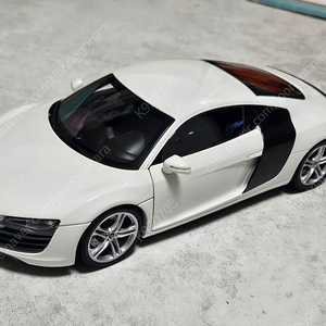 1:18 교쇼 아우디R8 V8 화이트 다이캐스트 팝니다(오토아트 ,bbr,)