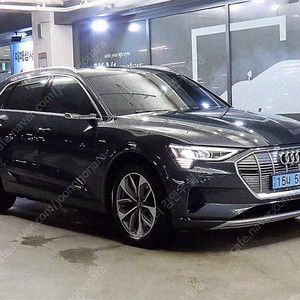 회색 아우디 e트론 중고 55 콰트로 최저가 중고차 문의환영 52,000 km