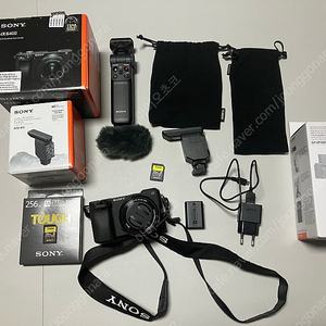 소니 알파 6400 DSLR 카메라 + 16-50 번들 랜드키트 + 마이크 + 슈팅그립 + 메모리카드 팝니다.