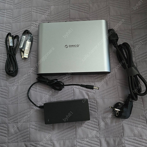 ORICO USB C 도킹 스테이션 판매합니다.