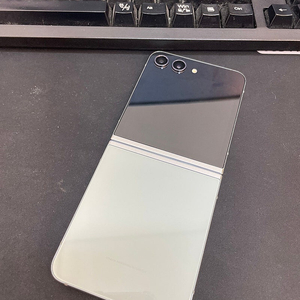 갤럭시Z플립5 민트 256GB 무잔상 가성비좋은 중고22만팝니다.