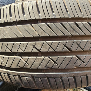 한국 라우펜 타이어 235 45 18 22년식 90프로 4개 / 굿 타이어(넥센) 225 45 18 23년식 90프로 이상 팝니다