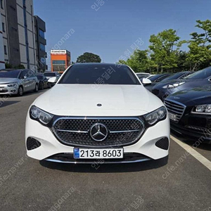 벤츠 인증중고 벤츠 E클래스 중고 흰색 2025년식 2,664km E200 아방가르드 수원중고차