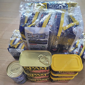 스팸 클레식 300g 3개 + 런천미트 300g 1개 + 런천미트 340g 1개 + 런천미트 200g 2개 + 진라면순한맛 낱개 15개 + 펭권꽁치 보일드 400g 3만원 팝니다.