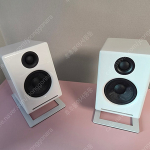 오디오엔진 A2+ BT 화이트 + 받침대 2종 판매합니다.