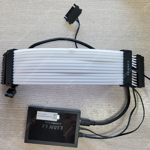 리안리 UNI FAN SL120 V2 3팩 2개 SL140 V2 1개 / STRIMER PLUS V2 RGB 24핀 케이블