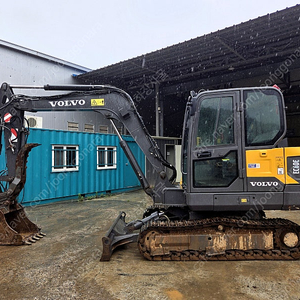 볼보 중고 02급 굴삭기 EC60E 2017년 7600시간 본 바가지 코끼리집게 구성
