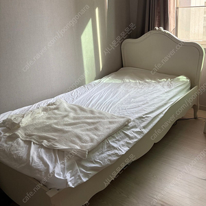 까사미아 침대 프레임 화이트
