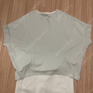 목단 돌먼 슬리브 블록 탑 티셔츠 면 100 라이트베이지 목단꽃이 피었습니다