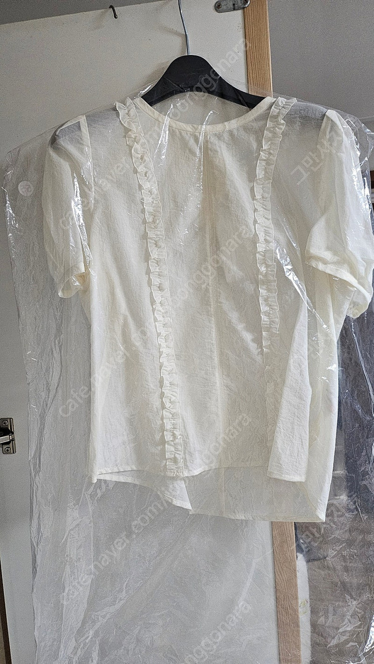 (택달린 새상품) 25 써머 구호플러스 프릴 퍼프소매 블라우스--5