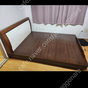 퀸 사이즈 침대 프레임 나눔합니다.