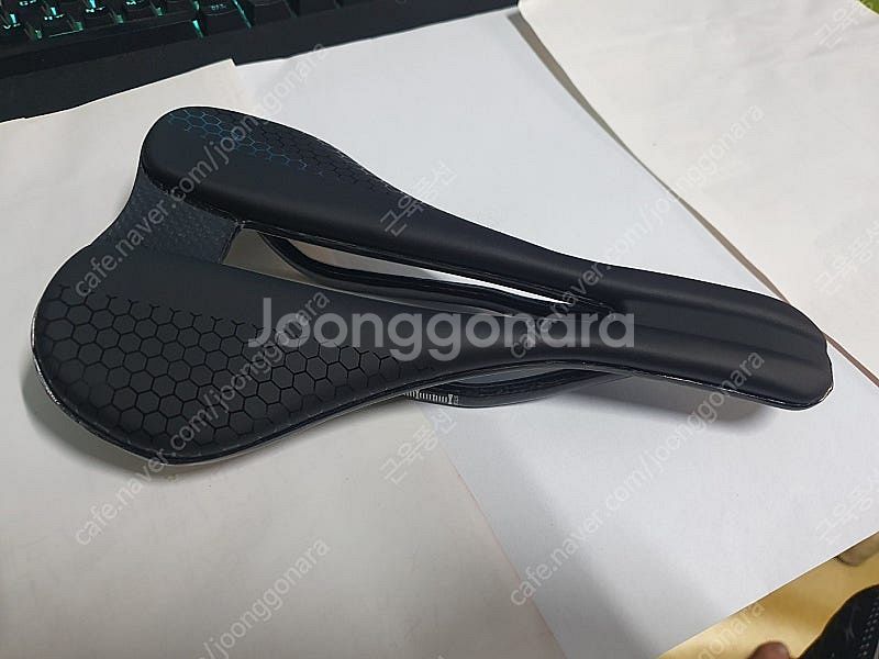 쿠션있는 카본안장 판매합니다 미사용 새제품입니다--0