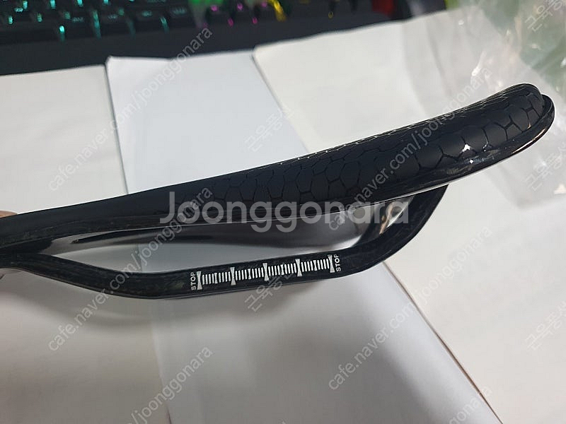 쿠션있는 카본안장 판매합니다 미사용 새제품입니다--7