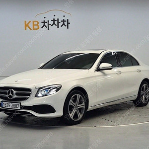 벤츠 E클래스 중고차 벤츠 중고차 수입중고차 흰색 2019년식 55,000km E220d 아방가르드 중고차카페