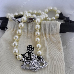 비비안 웨스트 우드 진주 초커 목걸이 팝니다