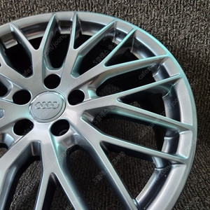 아우디 A6 19인치 순정 메쉬휠 판매합니다. 화이트 도색 4짝 SET로 판매합니다. 타이어는 브릿지스톤 투란자 245 45 19 이며 23년도 생산