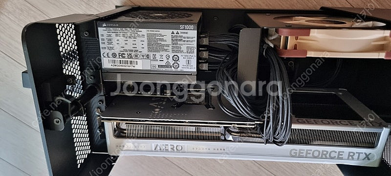 레이저 코어x크로마 기가바이트RTX 5080 SFF C...--1