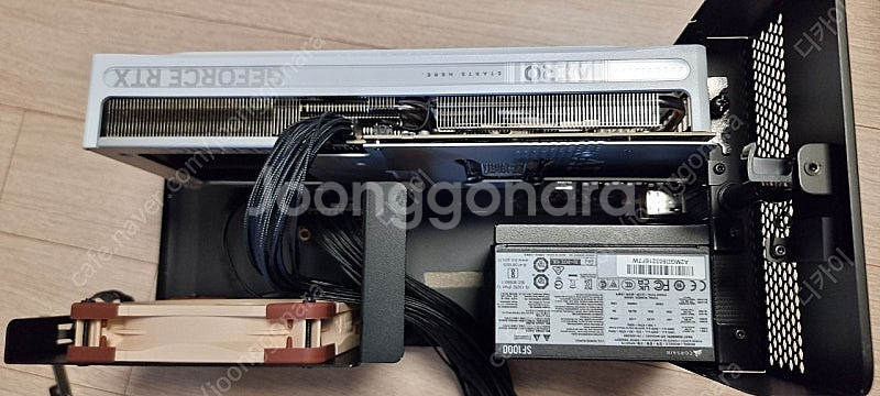 레이저 코어x크로마 기가바이트RTX 5080 SFF C...--4