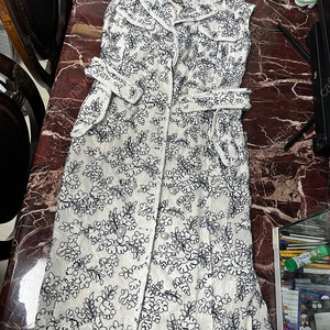 톰브라운 정품 리미티드에디션 여성 꽃무늬자수패턴 민소매롱자켓 백화점판 새상품급 팝니다..!! 상태 새상품급입니다. 정말 흔치않고 구하기 어려운 롱원피스입니다. 원단도 고급진 원