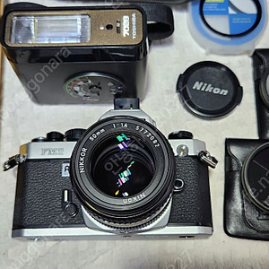니콘FM2(A급,N826....신형,민무뉘"바디 렌즈 스트랩 제짝"),NIKKOR 50/1:1.4(5m신형,깨끗함),가방.
