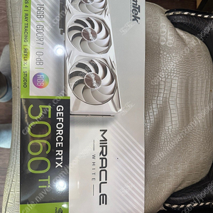 이엠텍 지포스 RTX 5060 Ti MIRACLE WHITE D7 16GB 팝니다.
