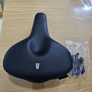 SQ랩 621 M-D 액티브 안장 팝니다.